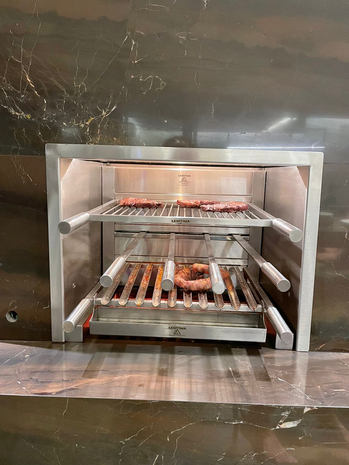 Churrasqueira moderna, revestida em inox, grelha Uruguai e grelha Argentina